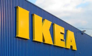 Lavora come commesso da Ikea