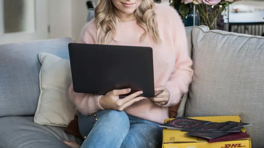 Verdiene 3.000€ pro Monat, indem du bei DHL vom Sofa deines Hauses aus arbeitest.