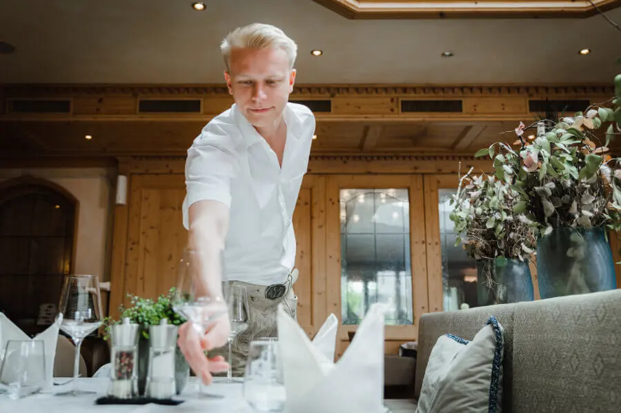 Wie man in Deutschland einen Job in Restaurants bekommt: Tipps und Tricks