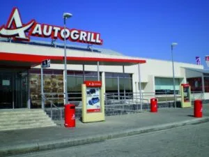 Nuovi posti di lavoro offerti da Autogrill. Stipendi elevati e lavoro su turni flessibili