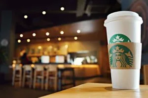 Starbucks cerca urgentemente persone da inserire nel proprio team. Candidati subito!