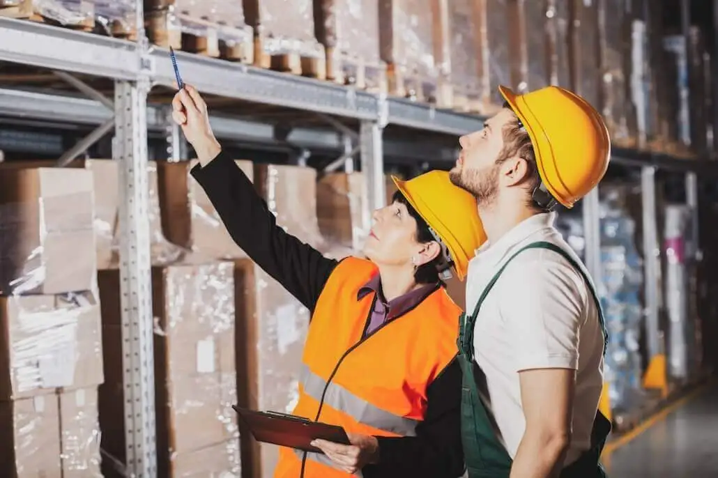 Gehalt von 2.933€: 450 Personen werden für die Arbeit als Lagermitarbeiter benötigt.