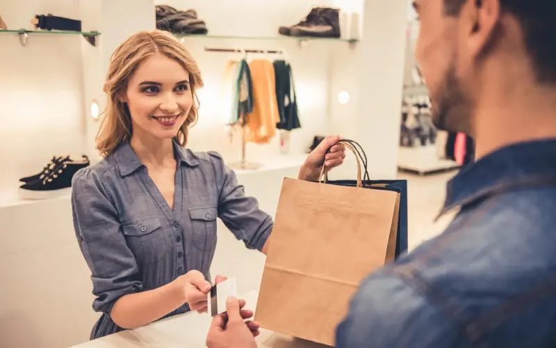Lavora come Commesso in Italia: oltre 3.000 posizioni vacanti e buste paga da 2.300 euro/mese