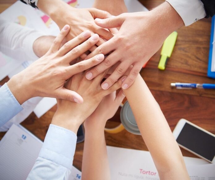 Publicación de Facebook Primero de Mayo Verde Elegante Ilustrado Floral